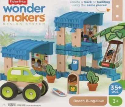 Kind spielt mit Fisher-Price GFJ13 Holzspielzeug