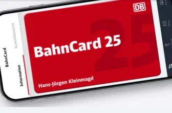 Smartphone mit roter digitaler BahnCard 25 der Deutschen Bahn