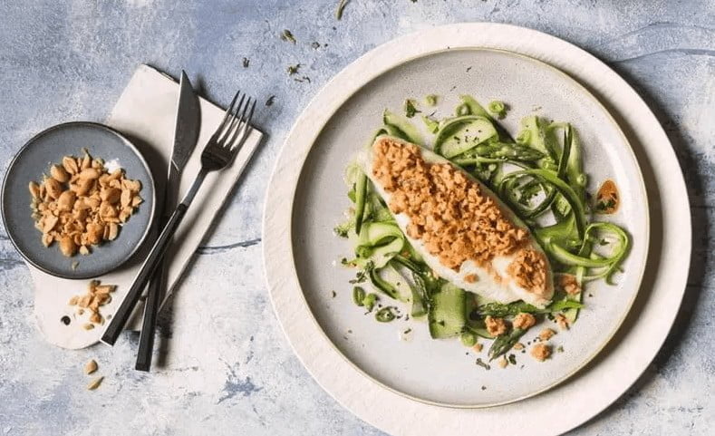 Pangasius Mit Erdnusskruste Auf Gurken Spargel Salat Bofrost Rezepte