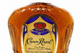 Crown Royal Blended Whisky 40 Vol. 0.7 Liter e1616241233626