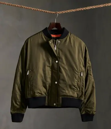 Superdry Damen Modern Utility Bomberjacke in drei Farben für je 31,96€ inkl. Versand (statt 70€)