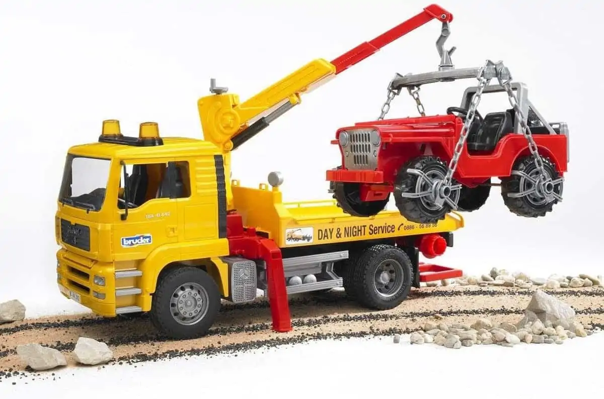 Bruder 02750 – MAN TGA Abschlepp-LKW mit Geländewagen für 24,99€ [Prime] statt 37,39€