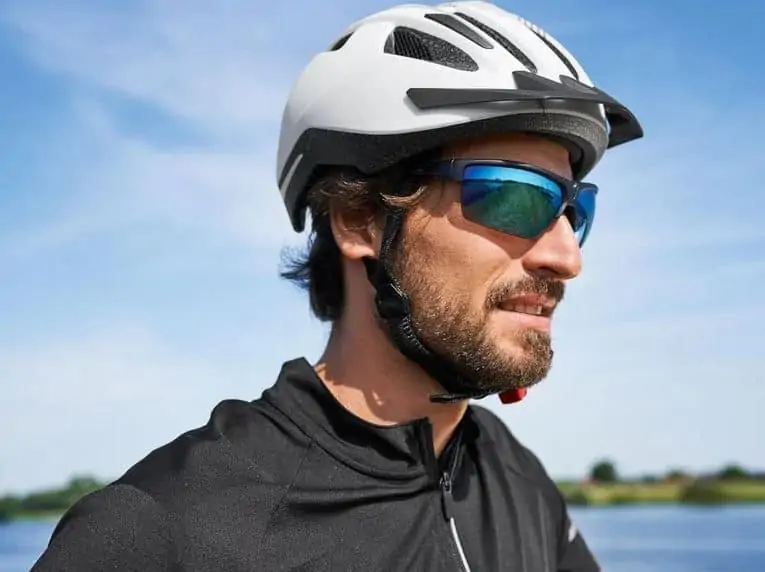 CRIVIT Fahrradhelm mit Rearlight in weiß/grau (Gr. L/XL, aus stoßfestem Polycarbonat) für 19,94€ inkl. Versand