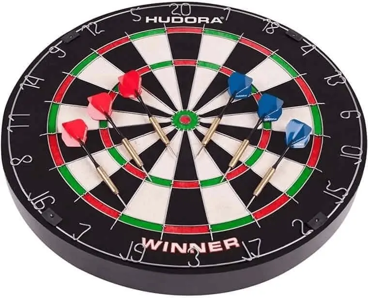 Hudora Bristle Dartscheibe + 6 Dartpfeile mit Metallspitze für 24,98€ inkl. Versand statt 34,94€