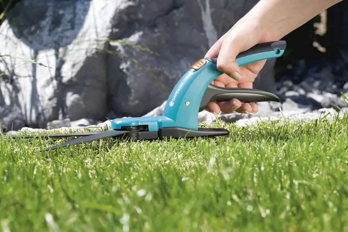 Gardena Comfort Grasschere: Hochwertige Schere mit Wellenschliff-Schneidmesser, antihaftbeschichtet für 14,61 € inkl. Prime-Versand (statt 20,77 €)