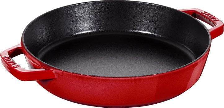 Staub Bratpfanne mit 2 Griffen 34 cm in kirschrot e1623935461751