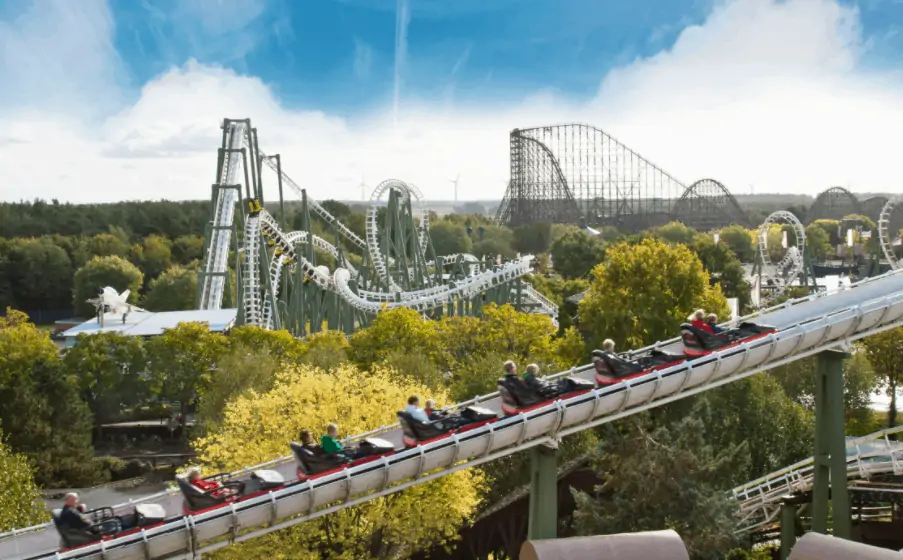 Heide Park Soltau: : 1 Nacht im Abenteuerhotel & Holiday Camp inkl. Frühstück und Extras  + 2 Tage Eintritt für 232€ bei einer Reise zu viert