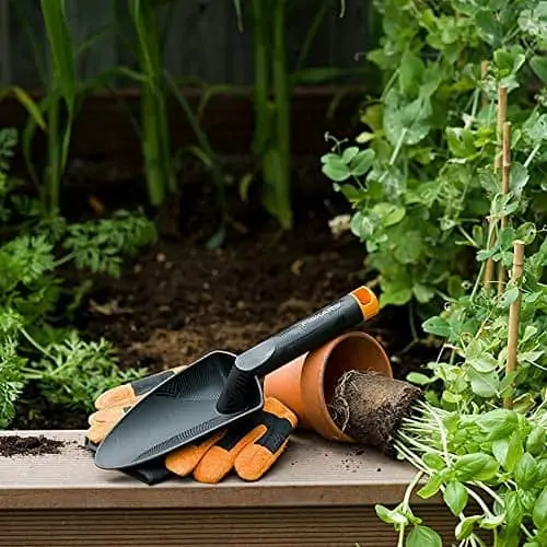 Fiskars Blumenkelle Solid (29 cm, Glasfaserverstärkter Kunststoff, Schwarz/Orange) für 4,65 € [Prime] statt 6,49 €
