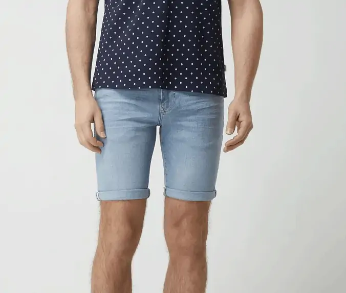 McNeal Slim Fit Jeansshorts in vers. Farben für je 9,99 € inkl. Versand