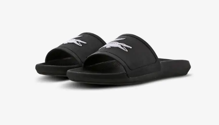 Lacoste Croco Slide 119 Sandalen/Badelatschen (Gr. 39,5, 40,5, 42, 43, 44,5 & 46) für 19,99 € inkl. Versand statt 33,90 €