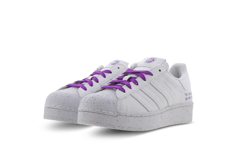 adidas Superstar bold Damen in white/purple (Gr. 37 1/3 – 40) für 35,59 € inkl. Versand statt 55,00 €