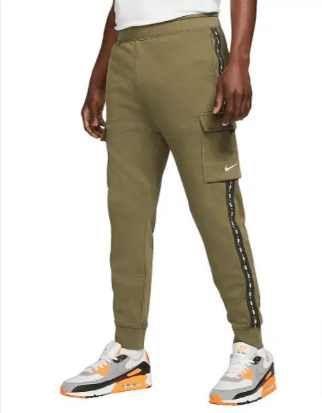 Nike Herren Jogginghose NSW Repeat FLC Cargo (Gr. S bis M) für 26,48 € inkl. Versand