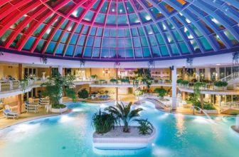 Innenansicht der Ostsee-Therme Scharbeutz mit Wasserbereich und Saunalandschaft