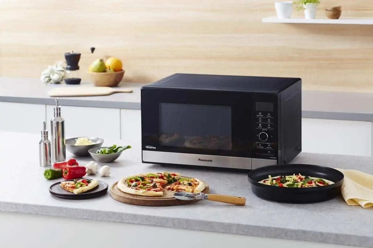 Panasonic NN-GD38HSGTG Mikrowelle mit Grill (1000 W, Dampfgarer, Pizza-Pfanne, 23 Liter) für 114,50 € inkl. Versand statt 177,44 €