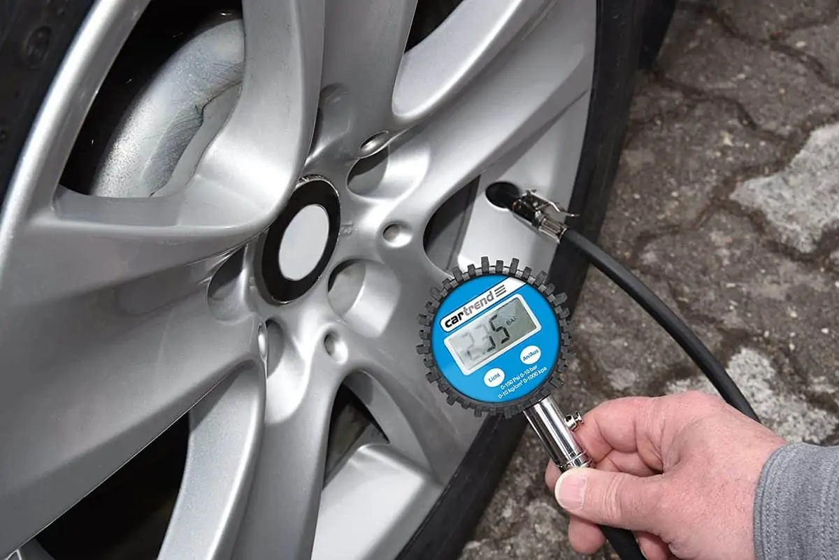 cartrend – Digitaler, beleuchteter Reifendruckprüfer bis 10 Bar für 10,00 € [Prime/Saturn Abholung] statt 15,48 €