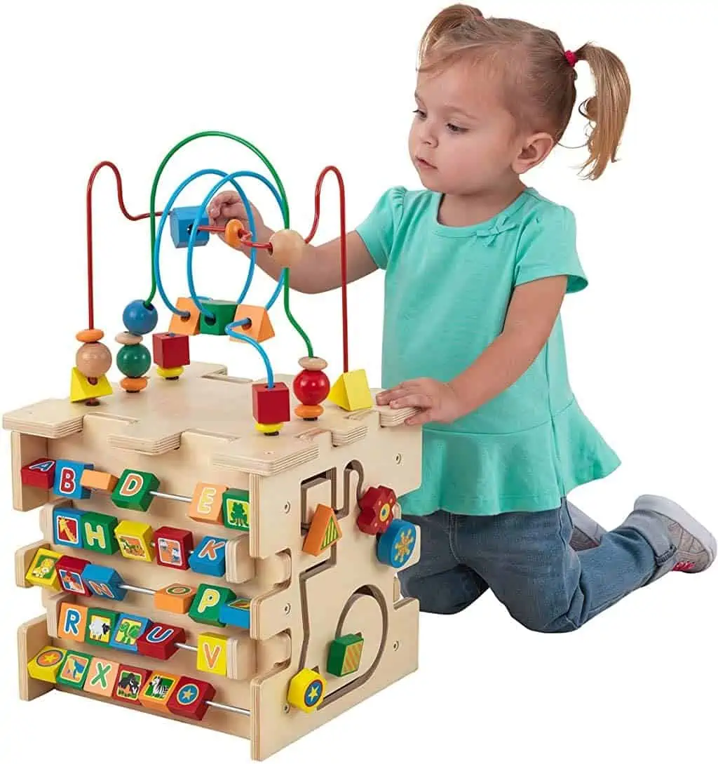 KidKraft 63298 Deluxe Aktivitätswürfel aus Holz – Perlenlabyrinth für 26,66 € [Prime] statt 67,29 €