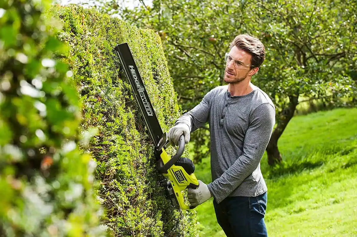 Ryobi ONE+ Hybrid-Heckenschere RHT1850H25HS, inkl. 2,5Ah Akku und Ladegerät für 99,00 € inkl. Versand statt 171,89 €