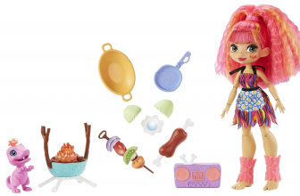 Cave Club GNL96 Wilder Grillspass mit Emberly Spielset Puppe und Zubehörteilen Reise in die Verg