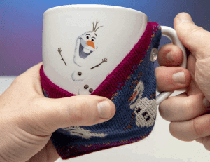 Disney Frozen Ii Tasse Olaf Cosy Kuschelbecher Weiss Bedruckt 100 Keramik Mit Strickcover Fassu