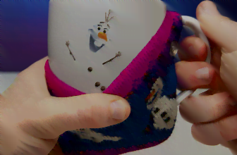 Disney Frozen II Tasse Olaf Cosy Kuschelbecher weiss bedruckt 100 Keramik mit Strickcover Fassu