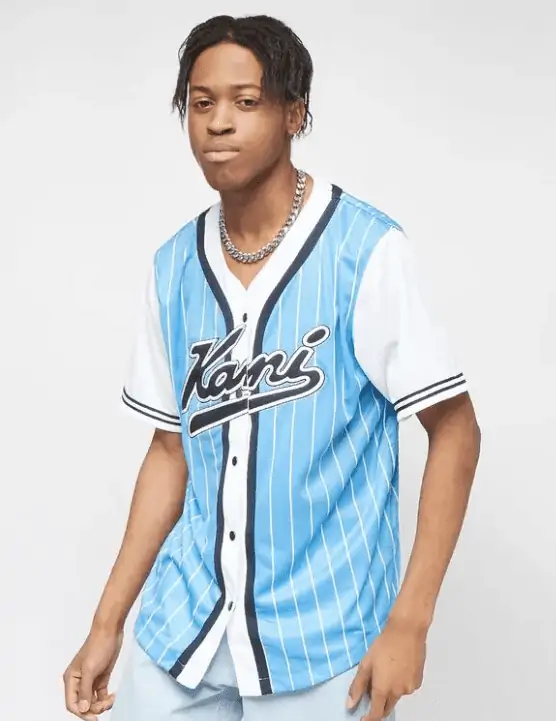 Karl Kani Varsity Block Pinstripe Baseball Shirt (Gr. S bis XL) für 31,99 € inkl. Versand (statt 47,38 €)