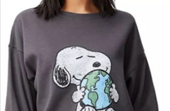 Cotton On – Sweatshirt in Grau mit Snoopy Print ASOS