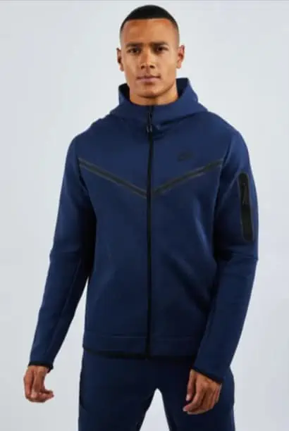Nike Tech Fleece Cb Full-Zip Hoody (Gr. M bis XL) für 57,49 € inkl. Versand (statt 83,85 €)