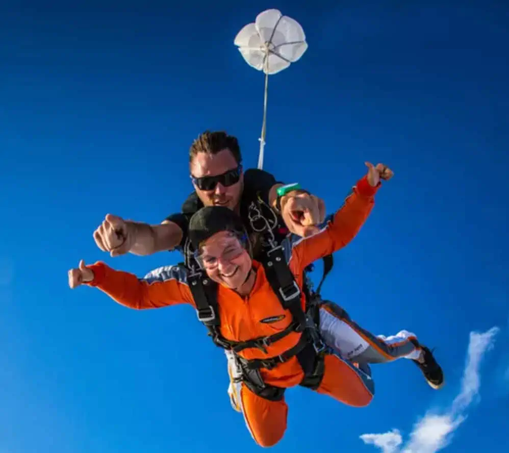 Gransee  GoJump 🪂 Tandem-Fallschirm-Sprung aus 4000 m Höhe für 39,20 € (statt 100,00€)