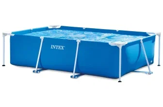 Ein rechteckiger, blauer Pool mit Metallrahmen und Wasserfüllung