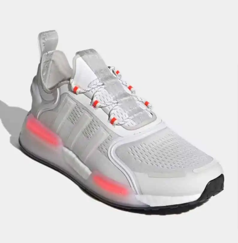 Adidas NMD_R1 V3 cloud white/core black/grey one für 74,90 € inkl. Versand (statt 129,00 €)
