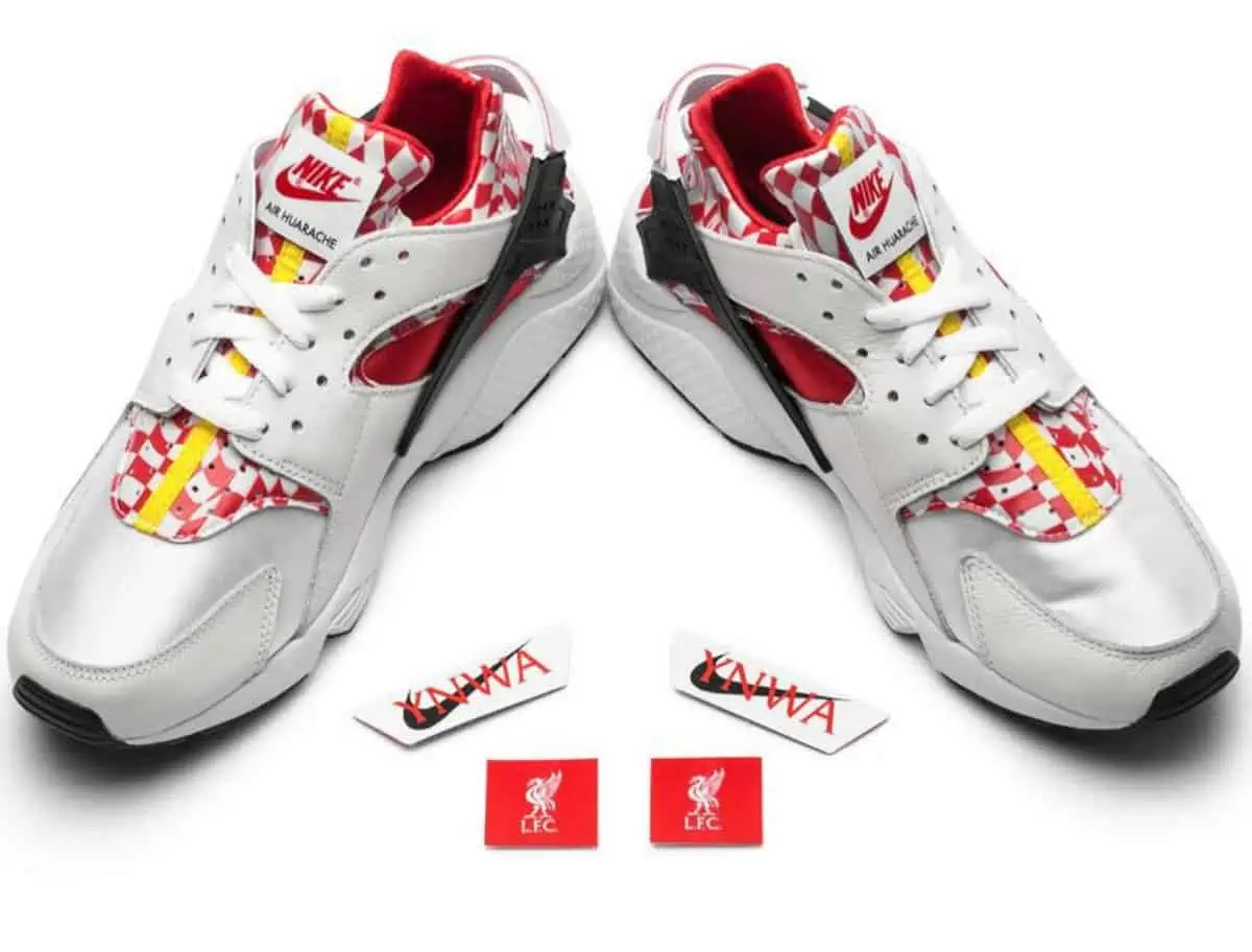 Nike Sneaker Air Huarache PRM QS X Liverpool für 53,94 inkl. Versand statt 123,00 €