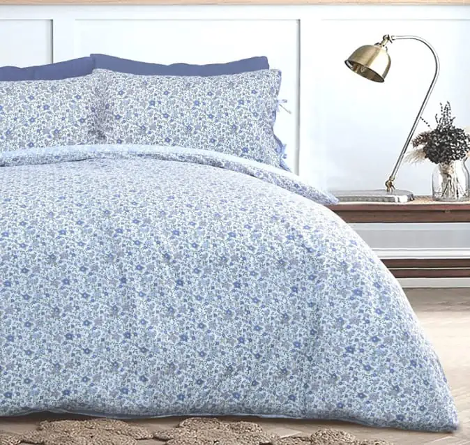 Sleepdown Ditsy Flowers Bettwäsche-Set mit Bändern, Rückseite, weich, pflegeleicht, 135 x 200 cm, Blau / Weiß für 7,47 € inkl. Prime-Versand (statt 10,82 €)