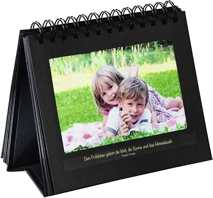 Hama Spiralbuch-Aufsteller (für 12 Bilder im Format bis 18,3×16,5 cm, mit Sprüchestickern zum Aufkleben) schwarz | für 6,99€ (Amazon Prime)