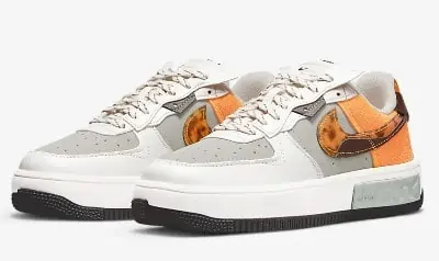 Nike Air Force 1 Fontanka Phantom/Velvet Brown/Light Bone/Light Curry für 83,97 € inkl. Versand (statt 119,99 €)