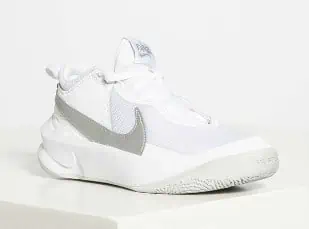 Nike Sneaker Team Hustler D 10 , weiß + 2x Camano Sneaker Socken für 30,87 € inkl. Versand (statt 60,84 €)