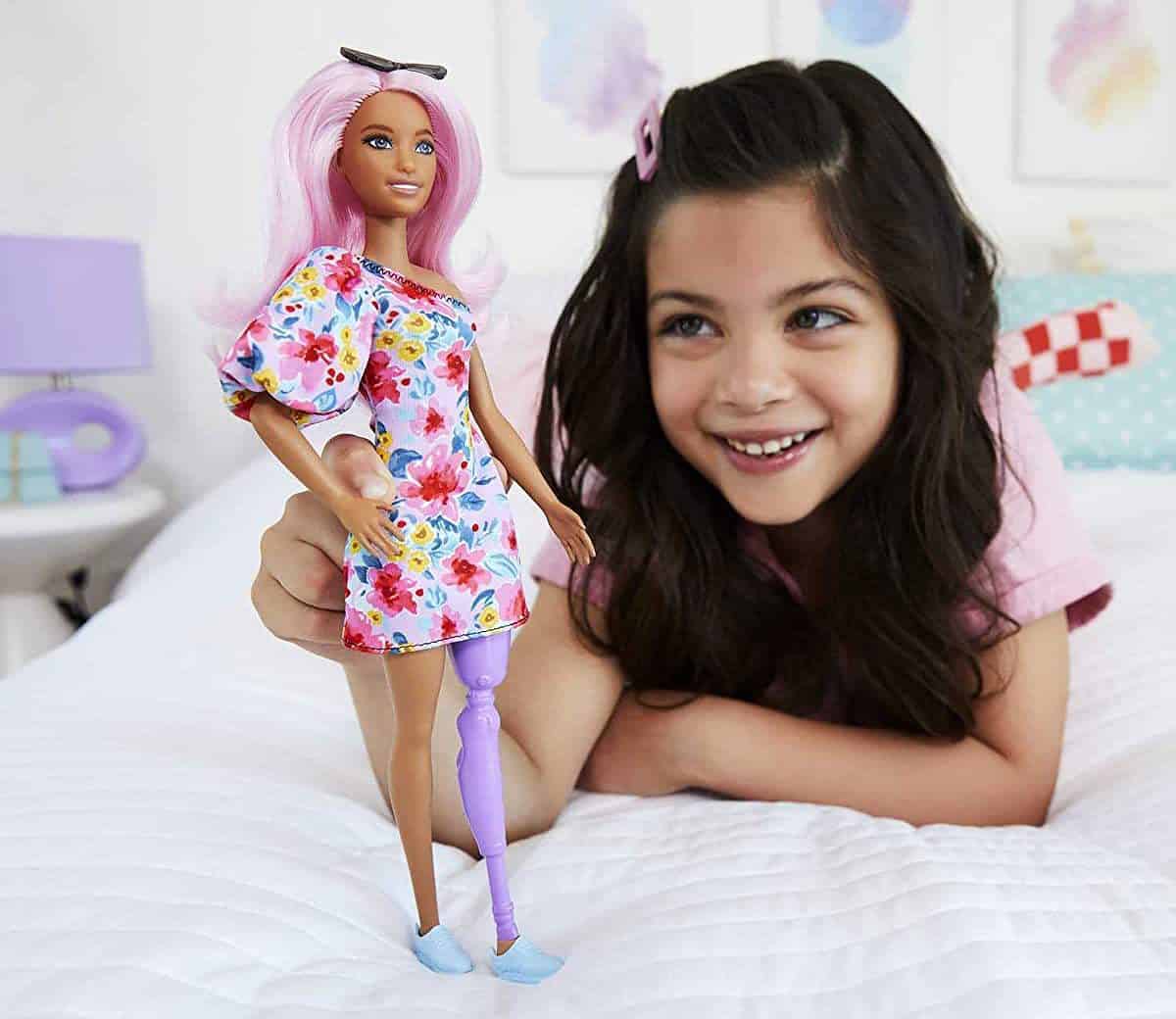 Barbie Fashionistas Puppe Mit Lila Bein Prothese Und Weissen Sneakern