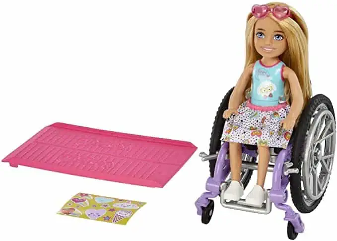 Barbie HGP29 – Chelsea Puppe (blond) im Rollstuhl für 9,96 € inkl. Prime-Versand