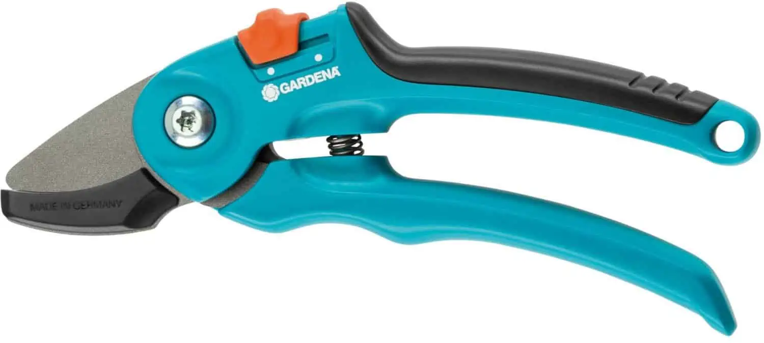 Gardena Gartenschere A/S: Stabile Rebenschere mit Amboss-Schneide für älteres und trockenes Holz für 11,69 € inkl. Prime-Versand (statt 15,98 €)