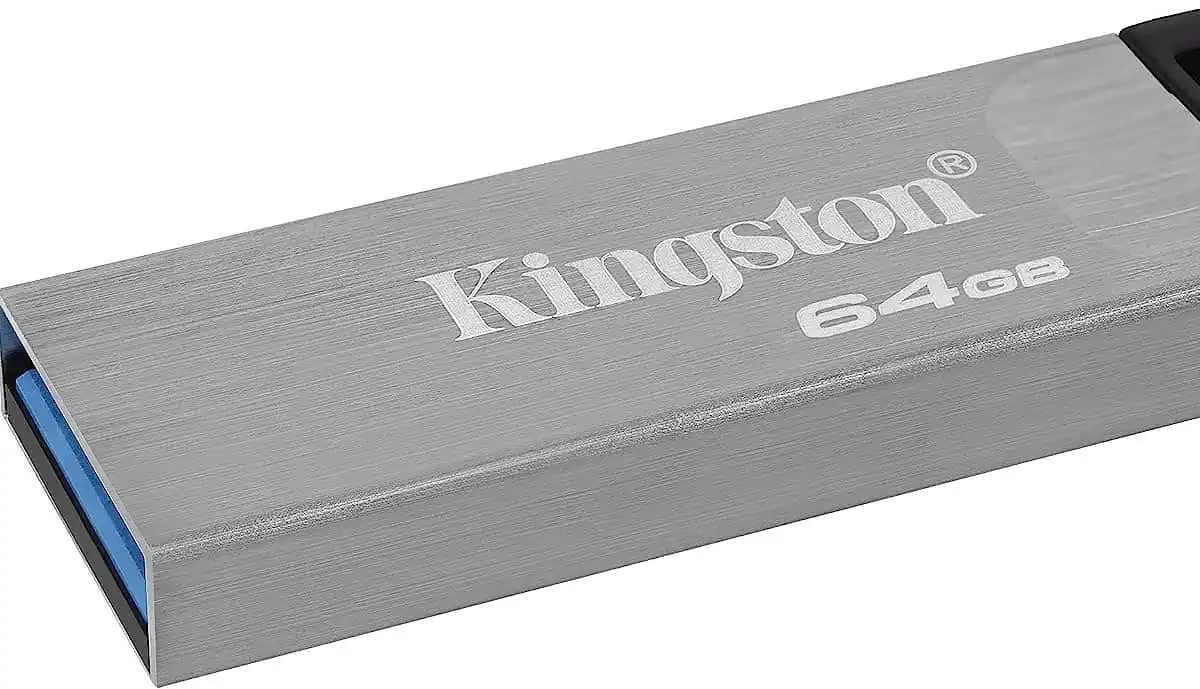 Kingston DataTraveler Kyson USB-Stick USB3.2 (64 GB, bis zu 200 MB/s) für 6,95 € inkl. Prime-Versand (statt 10,89 €)