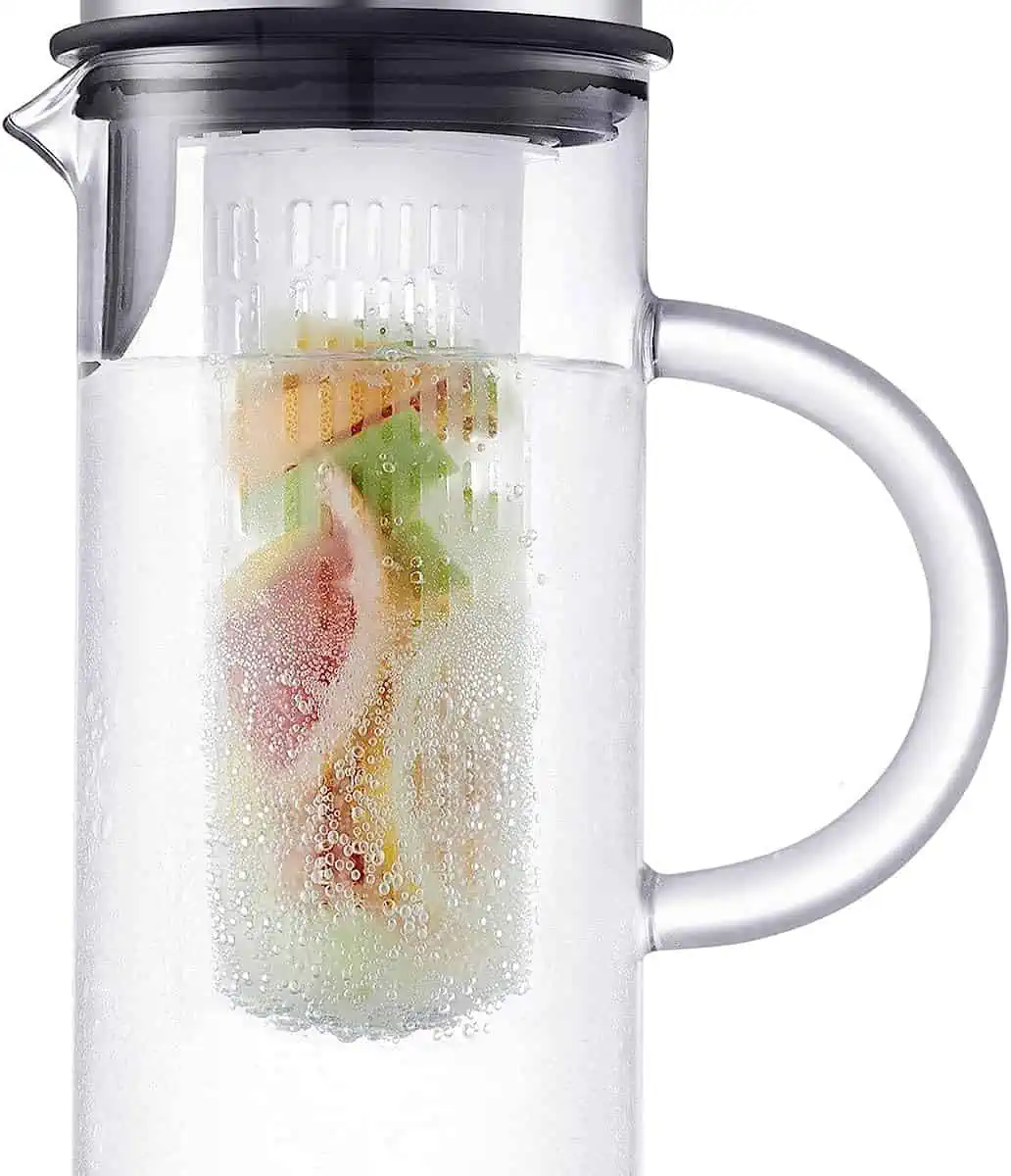 SILBERTHAL Glaskaraffe mit Frucheinsatz (1 Liter, spülmaschinenfest & hitzebeständig) für 16,97 € inkl. Prime-Versand (statt 22,95 €)