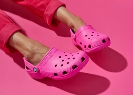 Crocs  Sale: bis zu 60 % Rabatt + 10 % Extra (MBW 35,00 €)