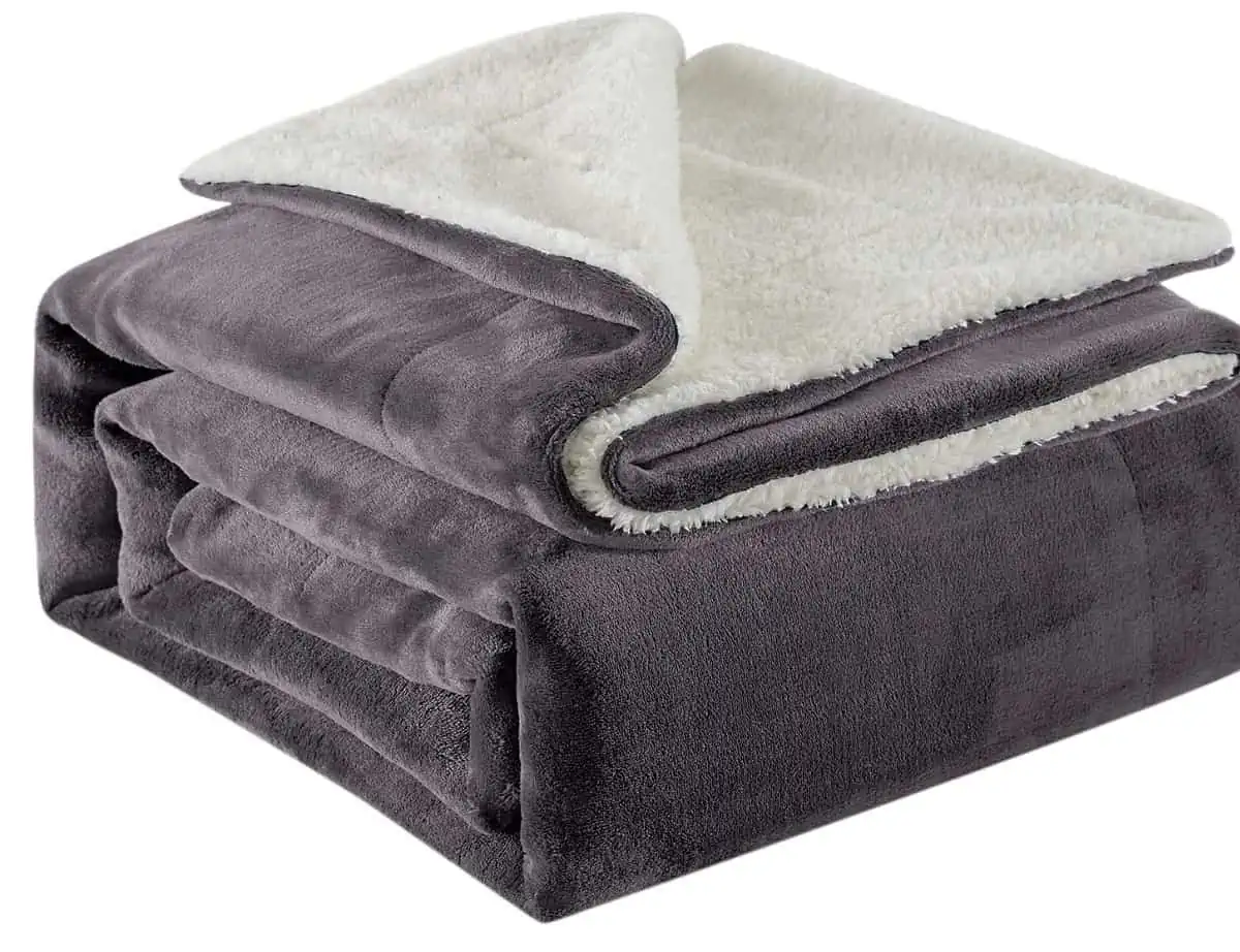 Lifewit Sherpa Kuscheldecke Grau, 130 x 150 cm für 12,49 € inkl. Prime-Versand (statt 19,54 €)