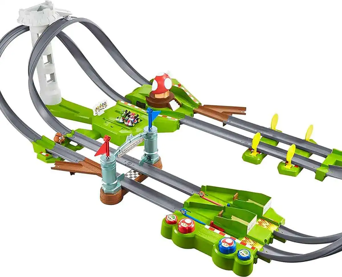 Hot Wheels HFY15 – Mario Kart Mario Rennbahn Deluxe inkl. 2 Spielzeugautos für 43,99 € inkl. Versand (statt 57,99 €)