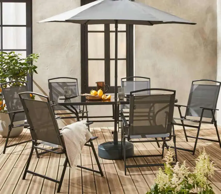 Gartentisch mit 6 Stühlen und Sonnenschirm für 179,99 € inkl. Versand