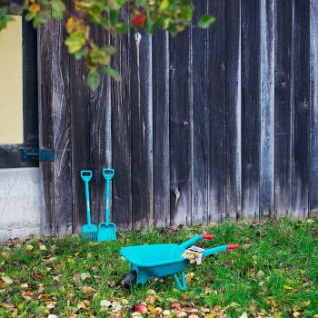 Theo Klein () Bosch Gartenset mit Schubkarre im Garten