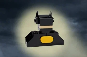 Schwarze LEGO-Büste mit gelbem Gürtel vor dunklem, nebeligem Hintergrund
