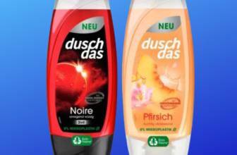 Zwei Duschdas-Duschgelflaschen auf blauem Grund. Die linke ist „Noire“ in einer roten Flasche, die rechte ist „Pfirsich“ in einer orangefarbenen Flasche. Darüber steht in fettem roten Text „Gratis Duschgel“. Diese finden Sie in Ihrem örtlichen REWE-Markt.