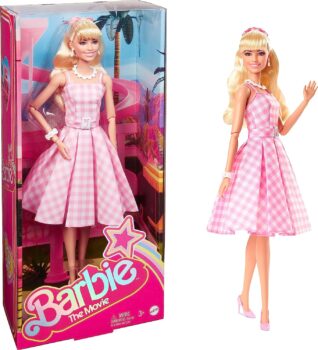 Barbie The Movie Margot Robbie als Barbie Puppe im rosa weißen Karo Kleid (HPJ)