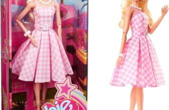 Barbie The Movie Margot Robbie als Barbie Puppe im rosa weißen Karo Kleid (HPJ)