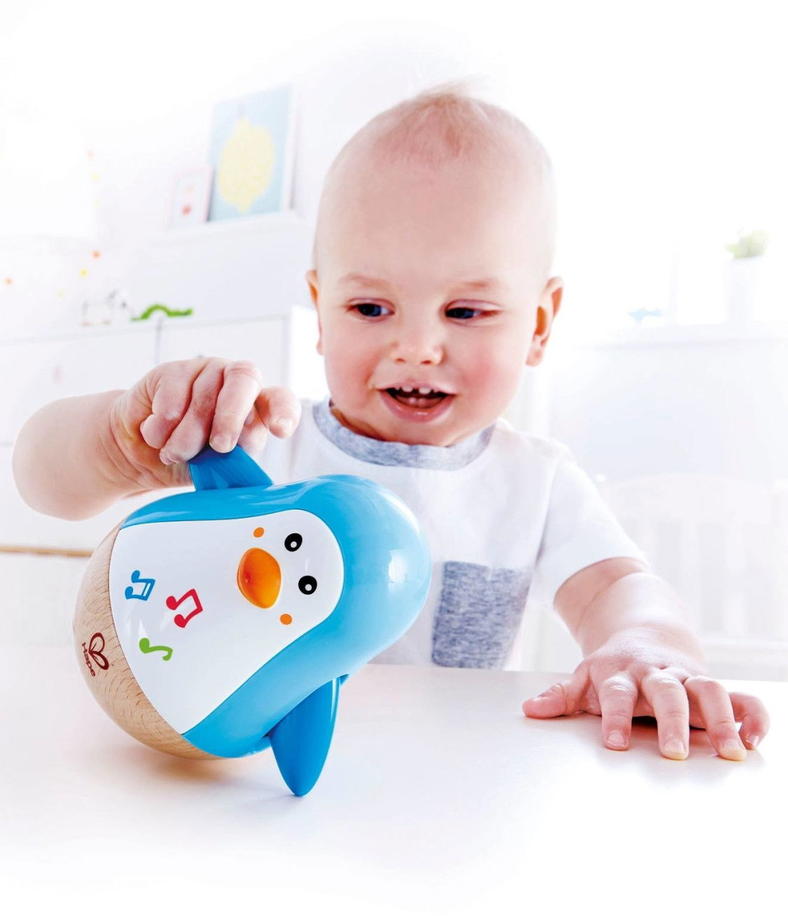 Hape E0331 – Stehauf-Pinguin (Klangspielzeug) für 12,99 € inkl. Versand (statt 16,20 €)